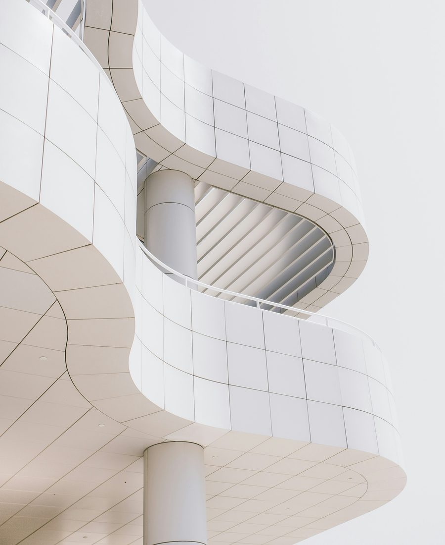 Weiße, geschwungene Fassade eines modernen Gebäudes